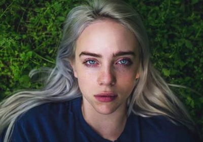 بيلي إبليش تغني للنسخة الأخيرة من فيلم جيمس بوند