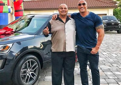 وفاة والد النجم العالمي دوين جونسون الشهير بـ "ذا روك"