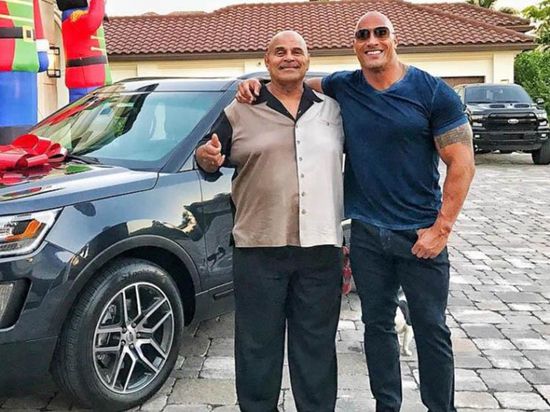 وفاة والد النجم العالمي دوين جونسون الشهير بـ "ذا روك"