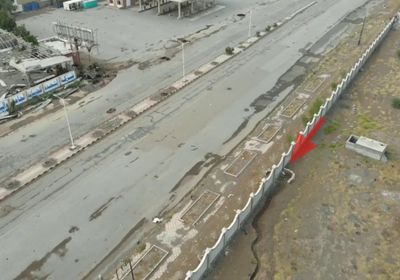 استعدادا لمعركة طويلة.. الحوثي يحاصر نقاط المراقبة الأممية بالخنادق (فيديو)