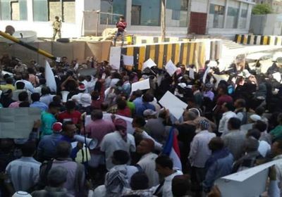 في خطوة تصعيدية ... وقفة احتجاجية للمعلميين الجنوبيين أمام "معاشيق" (صور)