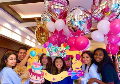 ياسمين عبدالعزيز تحتفل بعيد ميلادها بصحبة نجليها 