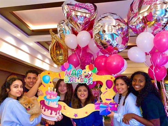 ياسمين عبدالعزيز تحتفل بعيد ميلادها بصحبة نجليها 