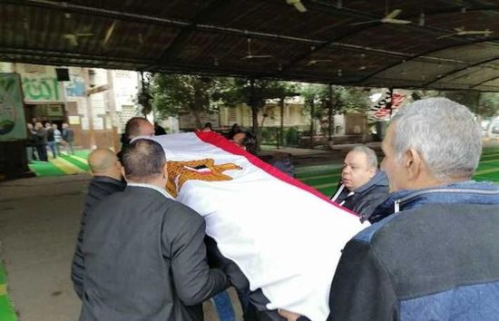 بالصور.. وصول جثمان ماجدة لمسجد مصطفى محمود 