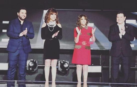 فريق "ذا فويس سينيور" ينشرون صورًا جديدة من كواليس البرنامج