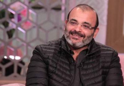 أيمن بهجت قمر يهاجم صناع مسرحية "إنها حقًا عائلة محترمة 2" لهذا السبب