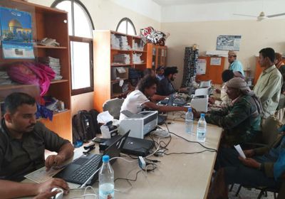 جنود اللواء الرابع حزم يواصلون صرف رواتبهم