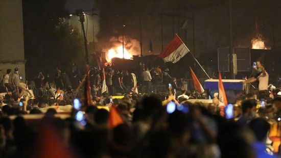 العراق.. اشتباكات عنيفة بين متظاهرين وقوات الأمن في كربلاء
