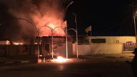 محتجون يحرقون مقرًا لكتائب حزب الله العراقي في النجف