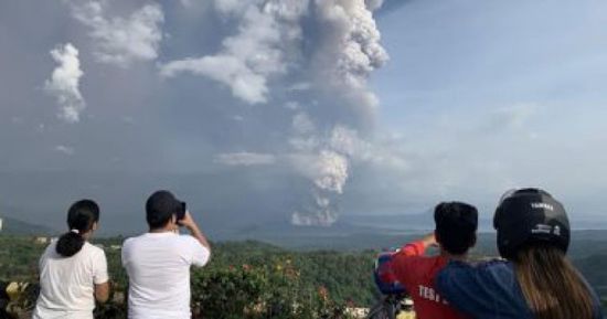 الفلبين تحذر مواطنيها من استمرار ثوران بركان "تال" قرب العاصمة مانيلا