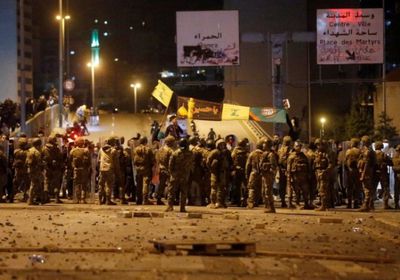  تصاعد العنف بلبنان والجيش يواجه المتظاهرين بخراطيم المياه