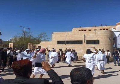 محافظ شبوة يقاطع حداد أهالي ضحايا مأرب بحفل فني