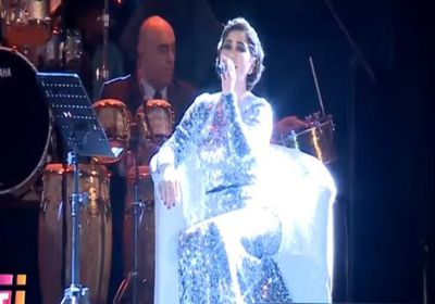 بالفيديو.. شيرين تثير الجدل بظهورها بوزن زائد وكرسي في آخر حفلاتها