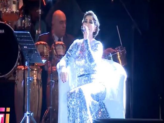 بالفيديو.. شيرين تثير الجدل بظهورها بوزن زائد وكرسي في آخر حفلاتها