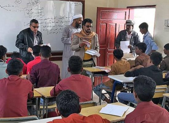 برعاية إماراتية.. استكمال توزيع الكتاب المدرسي بمدارس سقطرى