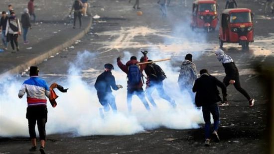 كر وفر بين المحتجين والأمن في البصرة.. ومقتل أحد المتظاهرين بكربلاء