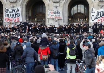متظاهرون فرنسيون يقطعون الكهرباء عن أكبر سوق للأغذية بالعالم&lrm;