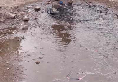 شكوى جماعية من استمرار طفح الصرف الصحي في الحوطة بلحج (صور)