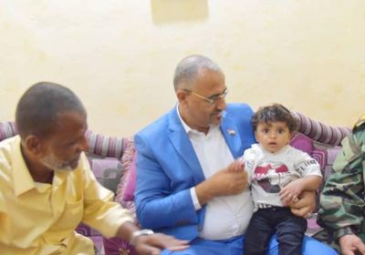 في لفتة إنسانية.. الزُبيدي يزور أسرة الشهيد أبو خطاب