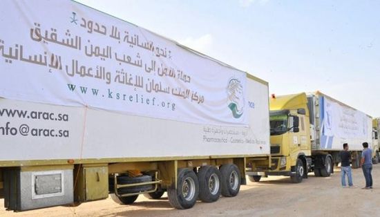  مساعدات السعودية في منفذ الوديعة.. شاحناتٌ مُحملة بالإنسانية