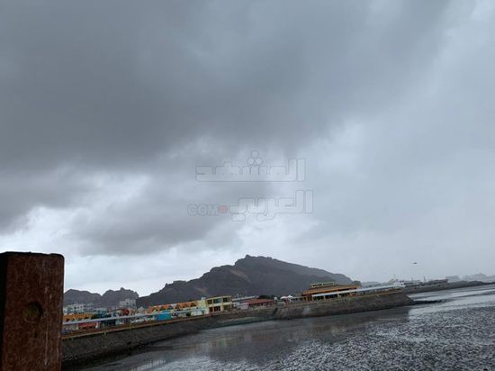 وسط أجواء غائمة.. أمطار خفيفة بصيرة والمعلا (صور)