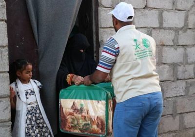 السعودية تقدم مواداً إيوائية للنازحين بمأرب