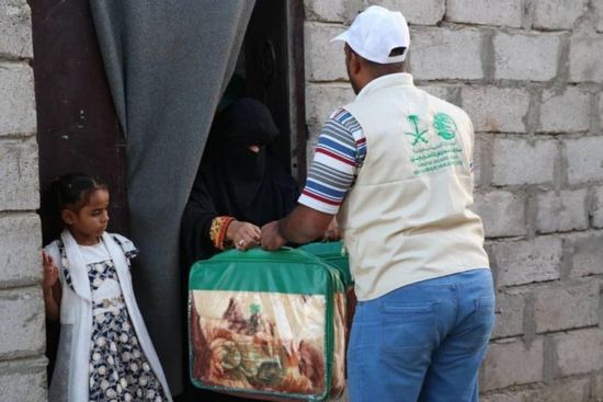 السعودية تقدم مواداً إيوائية للنازحين بمأرب