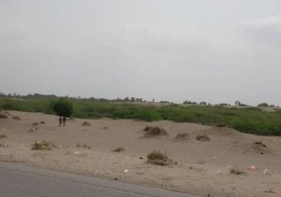 بقذائف المدفعية..مليشيات الحوثي تقصف مواقع "المشتركة" في الجبلية