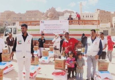 بدعم إماراتي..توزيع مساعدات غذائية على أهالي مديرية حبان بشبوة (صور)