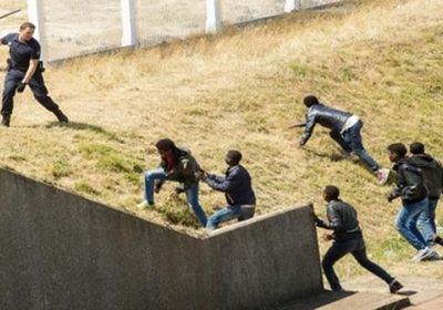 توقيف 23 متهمًا لتهريبهم 10 آلاف لاجئ إلى بريطانيا