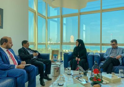 "البحسني" يلتقي مديرة مركز الإمارات للدراسات السياسية (صور)