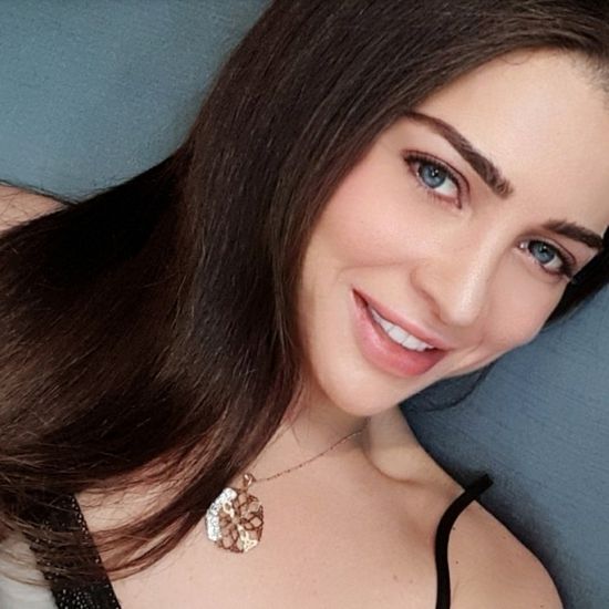 مي عز الدين تحتفل بعيد ميلادها بأغنية تحمل اسمها (فيديو)