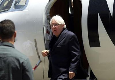 "غريفيث" يصل صنعاء رفقة نائبه شريم