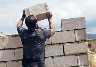 بدعم إماراتي ..بناء غرف لحماية محولات الكهرباء بمنطقة موري حافة في سقطرى