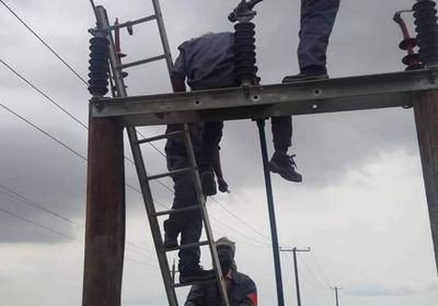 لزيادة معدلات الضخ.. تركيب محول حقل بئر أحمد المائي (صور)