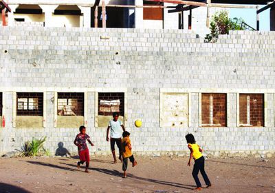 البيان الإماراتية: مقتل وإصابة 9 أطفال بألغام الحوثي في الساحل الغربي