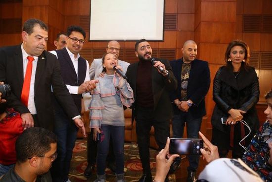 بعد استبعادها من "ذا فويس كيدز".. تامر حسني يقابل هايدي محمد