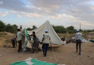 "سلمان للإغاثة" يوزع موادا إيوائية على نازحي مجزر بمأرب