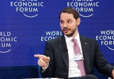 ممثل كوميدي.. الشريف يسخر من وزير المالية &lrm;التركي 