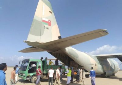 وصول طائرة مساعدات إغاثية من سلطنة عمان إلى سقطرى
