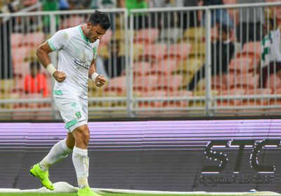 الأهلي السعودي يعلن فترة غياب عمر السومة عن الملاعب