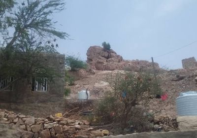 الصخور تهدد حياة أهالي شعب الديوان بردفان  