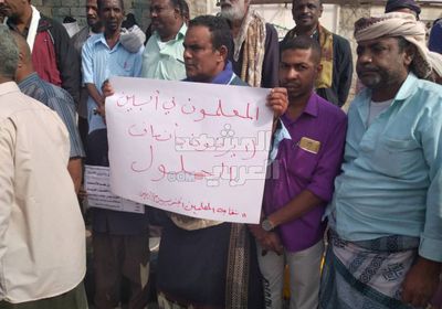 لا لتجويعنا.. معلمو أبين يحتجون أمام المقر الحكومي (صور)