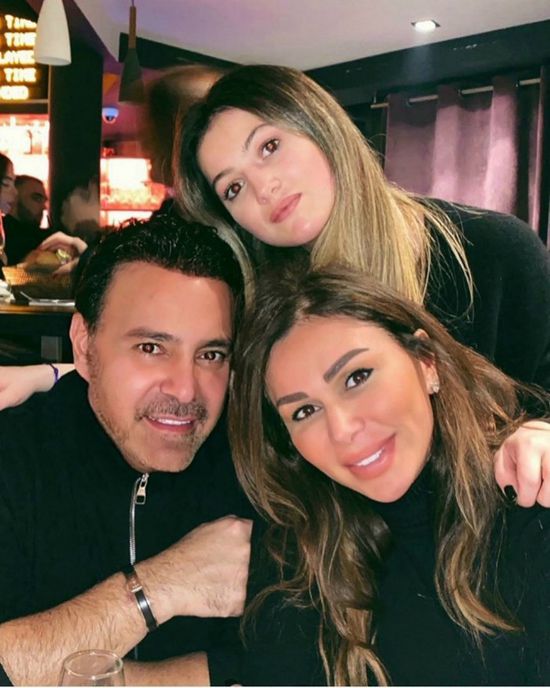 من باريس.. عاصي الحلاني ينشر صورته بصحبة زوجته ونجلته