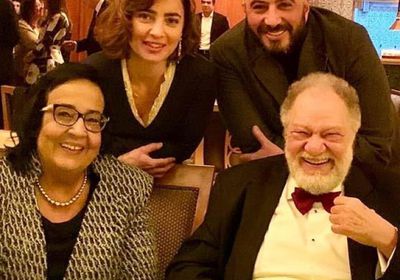 مجدي الهواري يهنئ يحيى الفخراني بعد تكريمه بمهرجان أبو ظبي