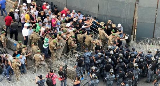 &nbsp;إصابة 27 شخصا خلال اشتباكات بين الأمن ومحتجين قرب البرلمان اللبناني