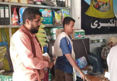 مكتب التجارة بردفان يشن حملة لضبط أسعار المواد الغذائية بالحبيلين