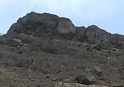 وسط تخوفات بسقوطها..أهالي تونة بردفان يطالبون بإزالة الصخور المطلة على منازلهم