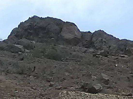 وسط تخوفات بسقوطها..أهالي تونة بردفان يطالبون بإزالة الصخور المطلة على منازلهم