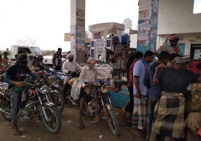 الدبة بـ 8 آلاف ريال.. أزمة نفط في أبين تنعش السوق السوداء( صور)